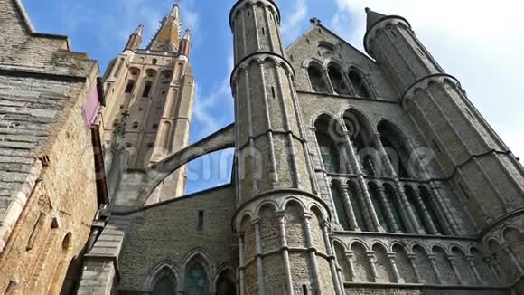 比利时布鲁日圣母教堂的哥特式建筑和高大的钟楼视频的预览图