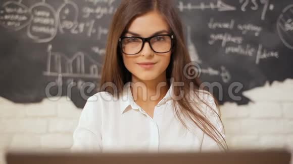 在笔记本电脑前微笑的女人视频的预览图