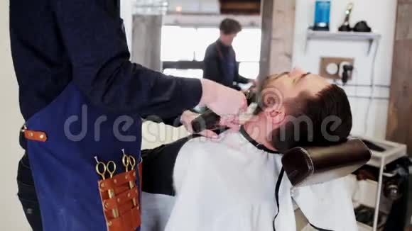 理发店修剪胡须的理发师视频的预览图