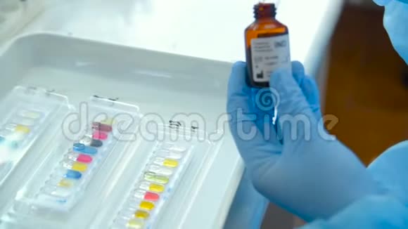 一位手里拿着配药器的实验室科学家进行经验或分析视频的预览图