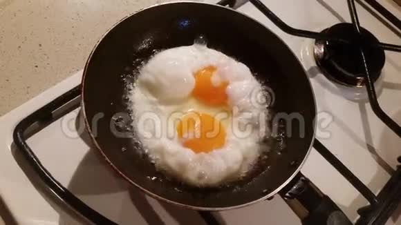 煎锅里的鸡蛋视频的预览图