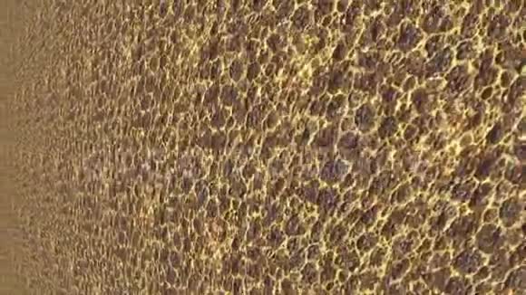 提炼黄金液体金色波浪背景黄金背景金色纹理熔岩牛奶焦糖琥珀蜂蜜油视频的预览图