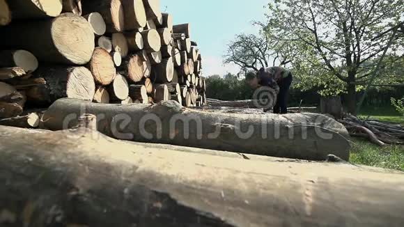 把木头堆起来视频的预览图