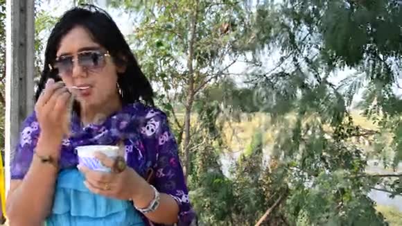 泰国女人吃冰淇淋视频的预览图