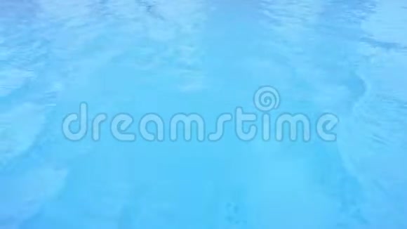 蓝色游泳池视频的预览图