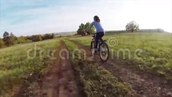 骑自行车的女士视频的预览图