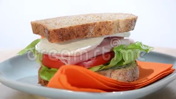 火腿奶酪和番茄三明治视频的预览图