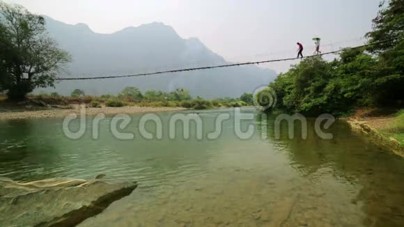人们在竹吊桥上过河越南老挝视频的预览图