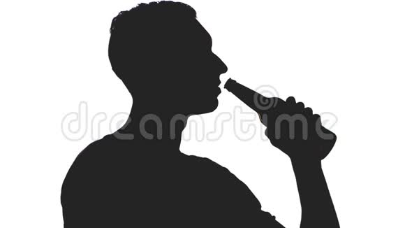 一个从白色背景上分离出来的瓶子里喝啤酒的年轻人的剪影视频的预览图