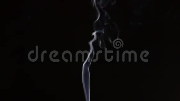 烟雾在黑色背景下随风移动视频的预览图