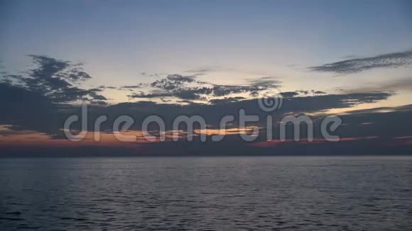 在多风的傍晚太平洋上空日落视频的预览图