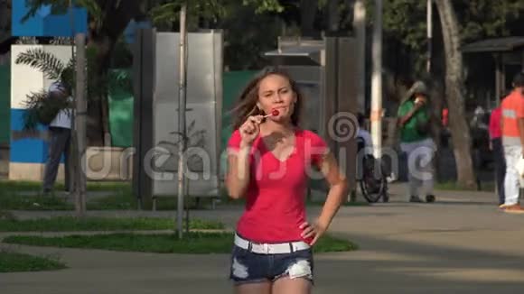 女孩吃糖果糖果糖视频的预览图