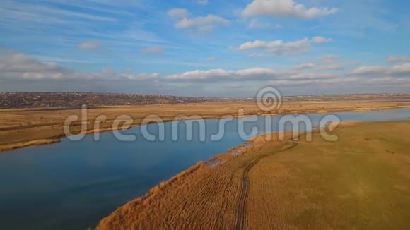 秋日的河流景观视频的预览图