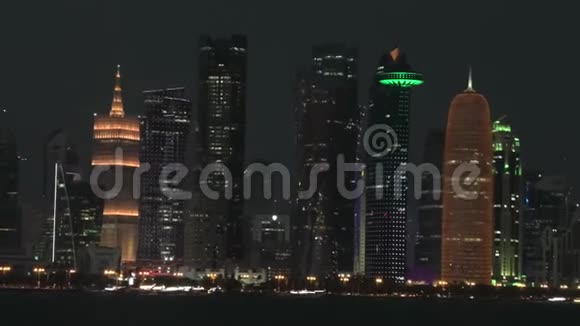 多哈摩天大楼在晚上视频的预览图