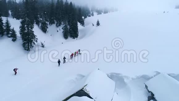 冬天在山上徒步旅行的游客视频的预览图