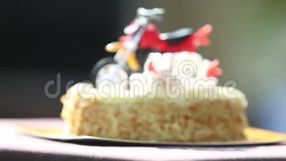 以摩托车和红星为装饰的生日蛋糕视频的预览图