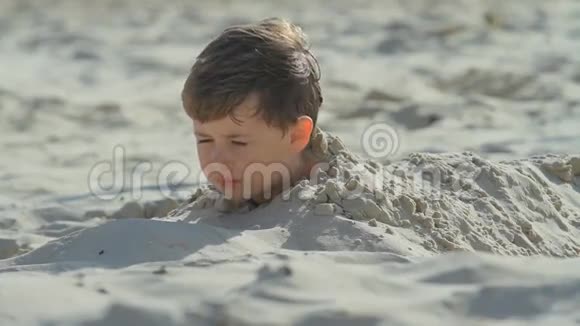 在沙滩上的男孩视频的预览图