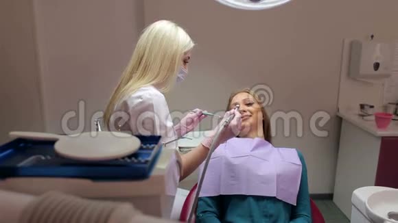 美丽的女人在牙科检查牙齿视频的预览图