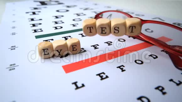 眼睛测试骰子落下眼睛测试与阅读眼镜视频的预览图