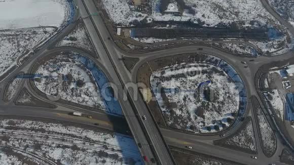 从上面看到高速公路无人机视野视频的预览图