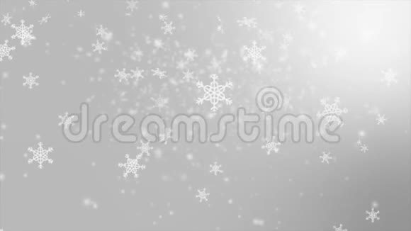 在冬季促销和圣诞节庆祝活动的灰色抽象背景上落下的雪花视频的预览图