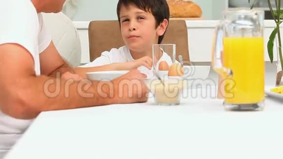 一个儿子在早餐时和他父亲谈话视频的预览图