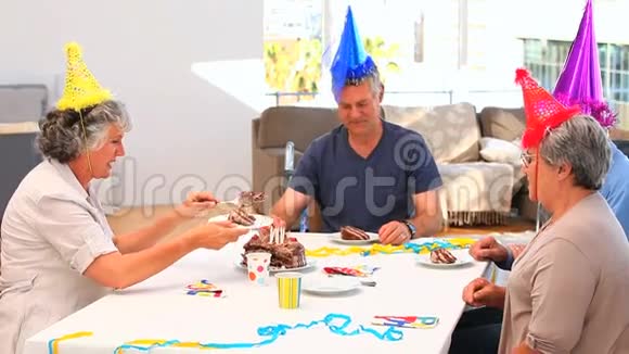 退休朋友庆祝生日视频的预览图
