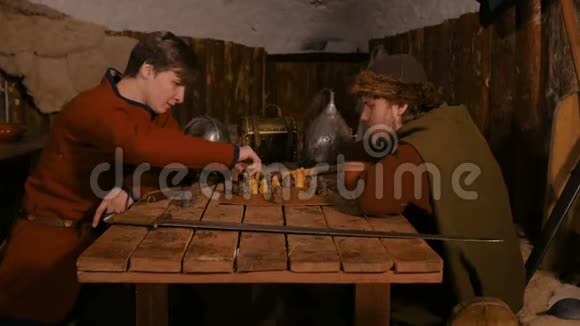两个男人在玩流行的策略棋盘游戏视频的预览图