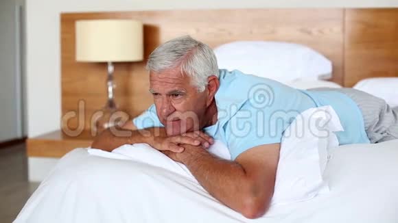 老人躺在床上思考视频的预览图