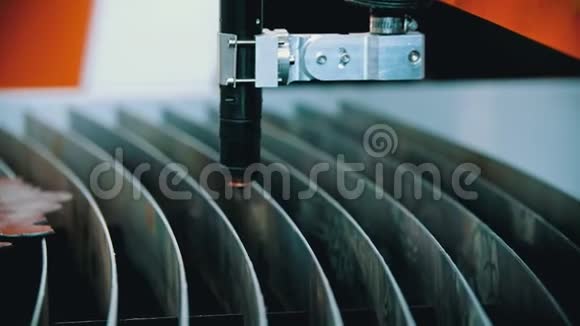 工厂里的一台工业数控机床视频的预览图