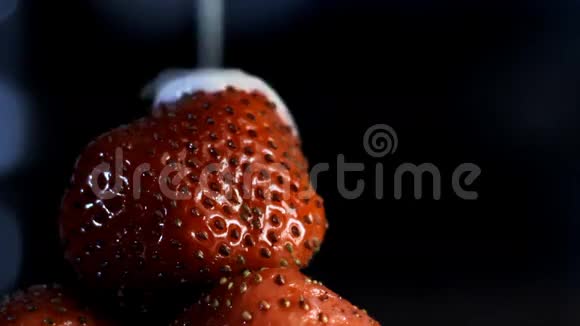 新鲜的草莓甜点视频的预览图