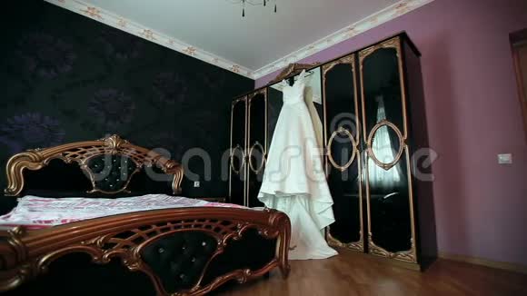 美丽的室内新娘的白色礼服视频的预览图