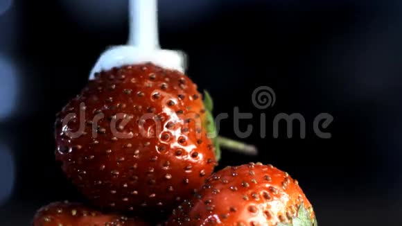 新鲜的草莓甜点视频的预览图