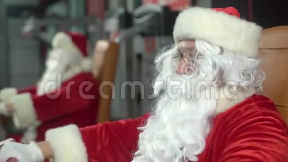 圣诞老人在体育馆训练视频的预览图
