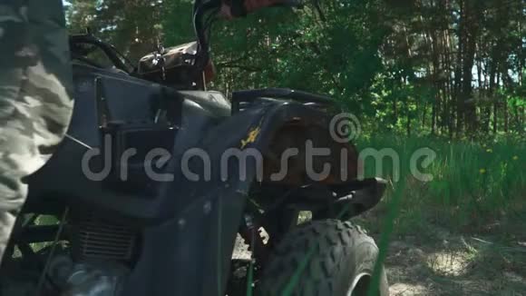 青少年在田里骑着ATV视频的预览图