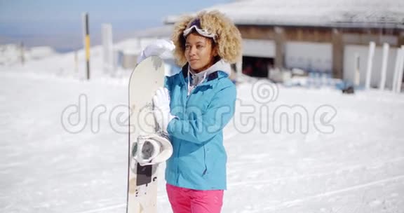 在滑雪场摆姿势的漂亮年轻女子视频的预览图