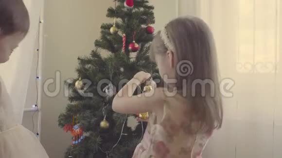 装饰圣诞树的女孩视频的预览图
