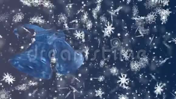 圣诞节和新年无缝循环动画圣诞节雪花和蓝色背景上的铃铛冬季仙境视频的预览图
