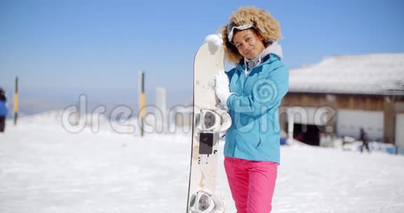 在滑雪场摆姿势的漂亮年轻女子视频的预览图