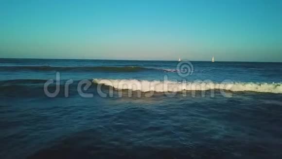 瓦伦西亚马尔瓦罗萨海滩日落时无人机观察视频的预览图