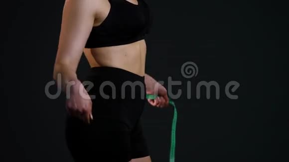 超重女用卷尺测量她的腰部她对自己完整的身材感到失望视频的预览图