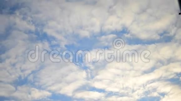 天空中白云的移动视频的预览图