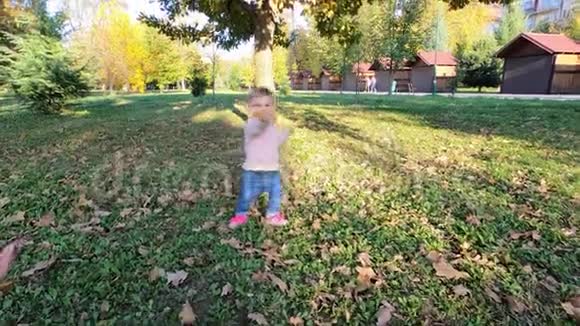 秋天快乐的小女孩和妈妈在公园散步视频的预览图