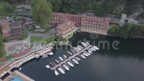 洛杉矶COMO意大利别墅Desta从无人机和意大利阿尔卑斯山背景视频的预览图