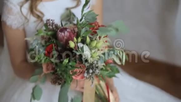 新娘拿着结婚花束视频的预览图