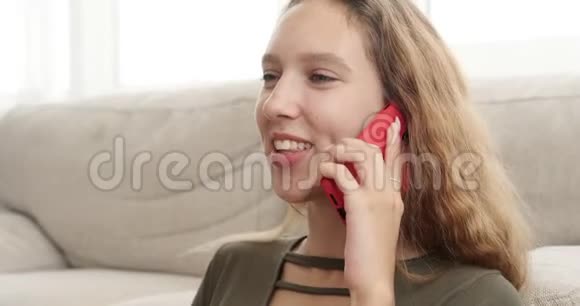十几岁的女孩在手机上说话视频的预览图