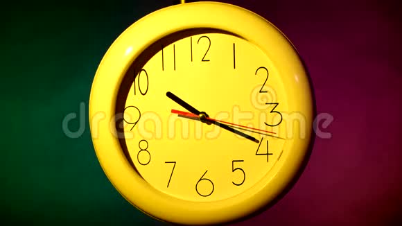 彩色背景上的黄色时钟视频的预览图