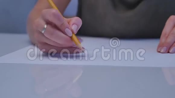 人类用铅笔在白纸上书写的手视频的预览图