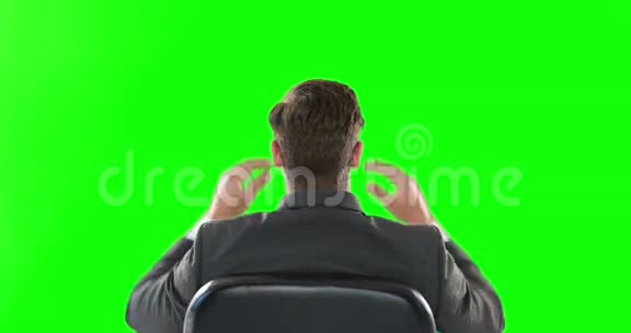 商人在椅子上放松的后景视频的预览图