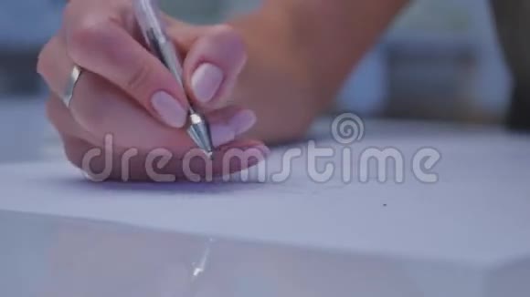 人类用铅笔在白纸上书写的手视频的预览图
